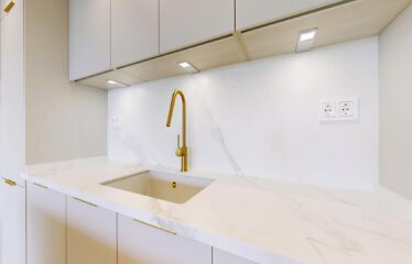 Lujoso Apartamento de 4 Dormitorios en Rio Real, con vistas al mar.