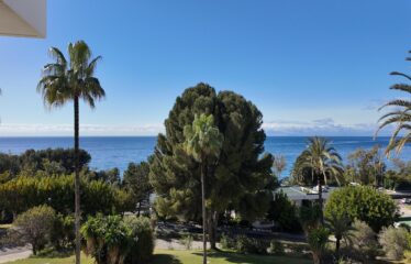 Lujoso Apartamento de 4 Dormitorios en Rio Real, con vistas al mar.